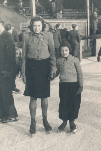 Jarmila Přibylová (vpravo) se sestřenicí, rok 1947