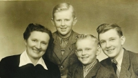 S bratry a maminkou na přelomu 40. a 50. let