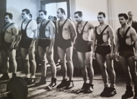 První liga ve vzpírání v Zelené žábě (na tomtéž místě, kde sídlí hospoda i dnes). Pamětník druhý zprava. Vedle něj na kraji stojící Jan Bažant - trenér