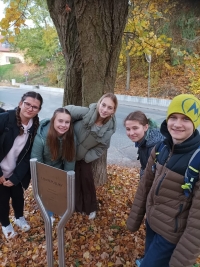 Pupils' team in front of the linden tree planted by Jiřina Kudličková's grandfather