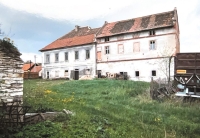 Snímek mlýna Skuhrov, do kterého byli Šestákovi v roce 1951 nuceně vystěhováni