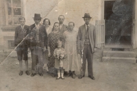 Rodinné foto – vlevo otec pamětníka Viktor Kopačka, patnáctiletý
