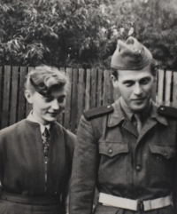 Se svým mužem v době, kdy musel plnit vojenskou povinnost, 50. léta