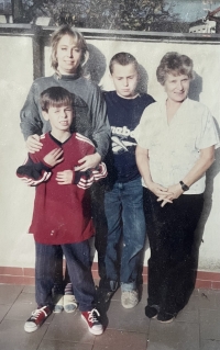 Dagmar Dressler (right) with her daughter and grandchildren