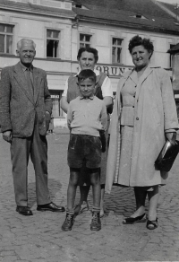 Zikmund Schwarzkopf with his grandparents in the square in Sušice, taken on September 4, 1960
