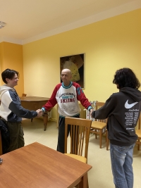 Setkání dětí s pamětníkem Jánem Šramkem v rámci projektu Příběhy našich sousedů, 2025