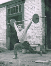 První vlastnoručně vyrobená činka. Začátky vzpírání v roce 1957