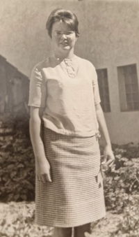 Blanka Göthová na dvoře u domu, 60. léta