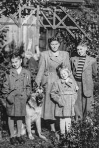 Eva Dlouhá (uprostřed s mašlí) s maminkou, sourozenci a psem Rekem