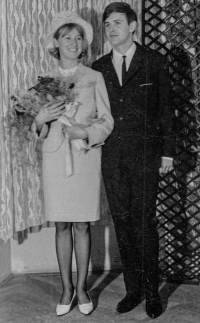 Svatební fotografie novomanželů Dlouhých z roku 1966