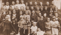 Žactvo a učitel školy v Martinovce, 30.–40. léta min. století