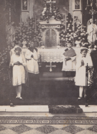 Děti z Martinovky ministrující v kostele sousední Hrušvice na Volyni, 40. léta min. století