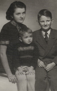 Bohdan Kaminský (uprostřed) se svou sestrou Kristinou, provdanou Jojkovou, a bratrem Romanem 