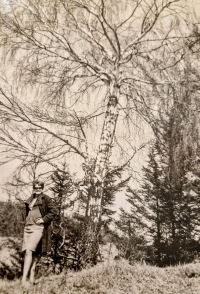 Fotografie z doby, kdy Blanka Göthová byla zaměstnankyní OKS Jihlava. Výjezd do terénu poblíž Telče, 60. léta