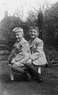 Bratři Svatopluk a Mikuláš (vpravo) Havrlíkovi, květen 1939 v Lounech
