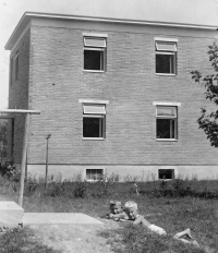 Mikuláš Havrlík (vlevo) a bratr Svatopluk v srpnu 1939 před domem, kde žili ve Zlíně