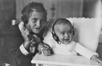 Libuše Hlinovská (vpravo) se sestřenicí Alicí v Kozolupech, 1929