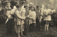 Syn Vladimír Buřt (druhý zleva) jde do první třídy, 1970