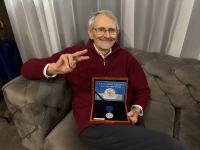 Emil Sedlačko s Cenou pamäti národa, ktorú získal v roku 2025.