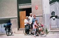 Se synem, jeho manželkou a vnučkou před odjezdem na cyklopouť. Fotí dcera Hana, která pamětnici kus cesty doprovázela na druhém kole (vlevo). 