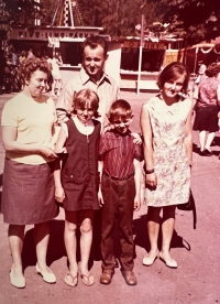 Hartigovi – zleva pamětnice Irena s manželem Václavem, jeho sestrou Maruškou Hartigovou a s dětmi Věrou a Pavlem, konec 60. let