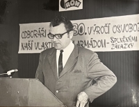 Otec Ladislav řečnící na odborářském sjezdu, 1974