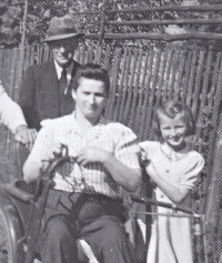 Irma Rubaciová as a child with her mother