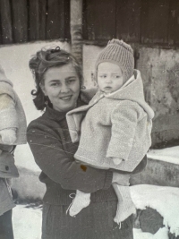 Irena Hartigová s dcerou Věrou v Rokytnici nad Jizerou kolem roku 1957