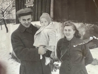 Irena a Václav Hartigovi s dcerou Věrou v Rokytnici nad Jizerou kolem roku 1957