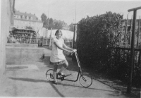 Marianne Kreul auf dem Roller im Jahr 1935