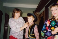 Maškarní bál, maminka a sourozenci, 90. léta