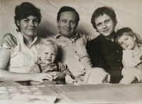 Marcela, Jaroslav, Jan Šabatovi a jejich děti, 1984