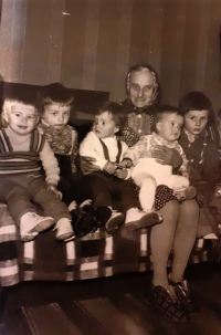 paní Marie Oherová s vnoučaty (r. 1984)