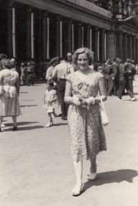 Hana on the colonnade in Karlovy Vary, 1958