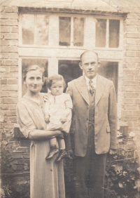 Parents Anna and Ernst Kurzawa with little Hana in Czermin, 1940