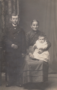 Witness's mother Berta Jirmanová, née Papežová, with her mother and brother Vilém during World War I