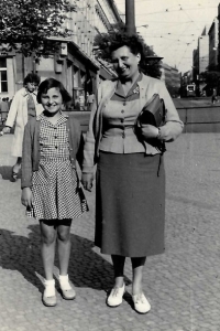 S maminkou na vycházce, Praha, 1956