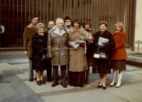 After graduation in the Carolinum courtyard, parents standing next to the witness, 1976