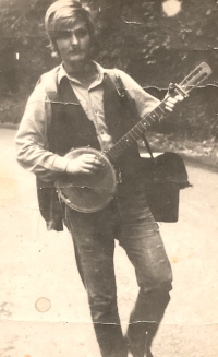 Tramp Vratislav Špaček playing banjo, 1970