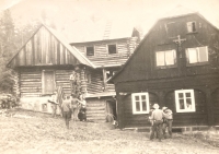 Building a cabin in the tramp settlement Ranch 7D, 1970s
