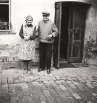 Witness's parents Karel Hladík and Anna Hladíková, Polnička, 1984