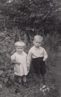 Josef se sestrou Jarmilou, rok 1942 