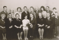 Svatba s manželkou Václavou v roce 1964. V horní řadě, druhý zprava stojící Josef Král