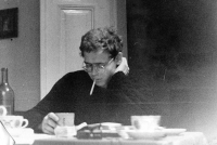 Jaroslav Veis doma v Lázeňské ulici na Malé Straně, 