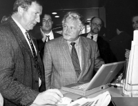 Jaroslav Veis vpravo v pozadí s Petrem Pithartem vpředu