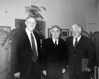 Vpravo Petr Pithart v Senátu