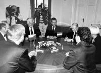 Jaroslav Veis s Petrem Pithartem při jednání v Senátu