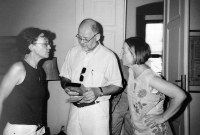 Jaroslav Veis v Senátu, vpravo Jana Strunecká asistentka Petra Pitharta