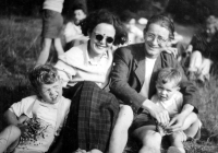 Jaroslav Veis vlevo s matkou Miladou, otcem Jaroslavem a bratrem Ivanem, 1951