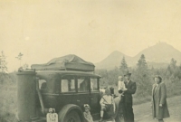 Pamětnice (uprostřed jako miminko) s rodiči a sourozenci, kolem roku 1947